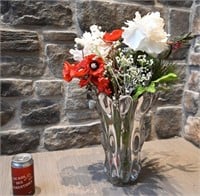 Vase en verre avec bouquet de fleurs