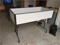 FOLDING TABLE