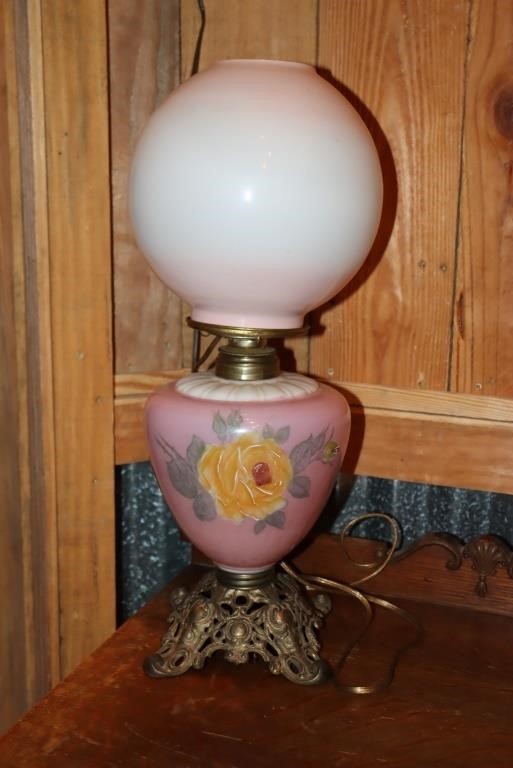 Floral decorated Gone with the Wind parlor lamp