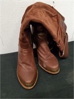 Size 6 and 1/2 medium women's boots zodiac