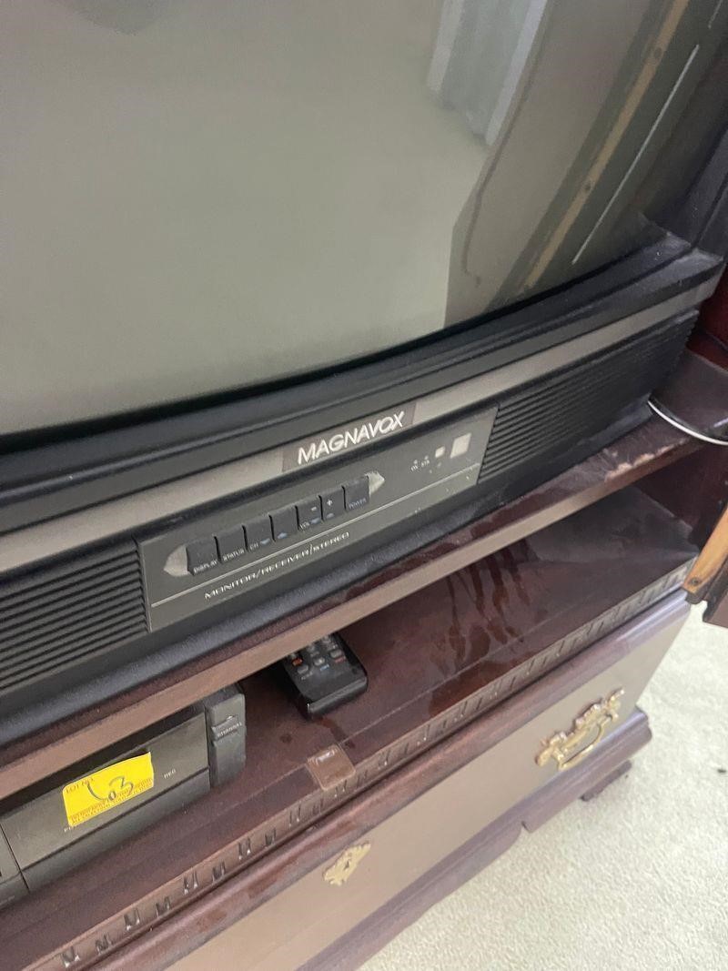 magnavox tv and VHS player