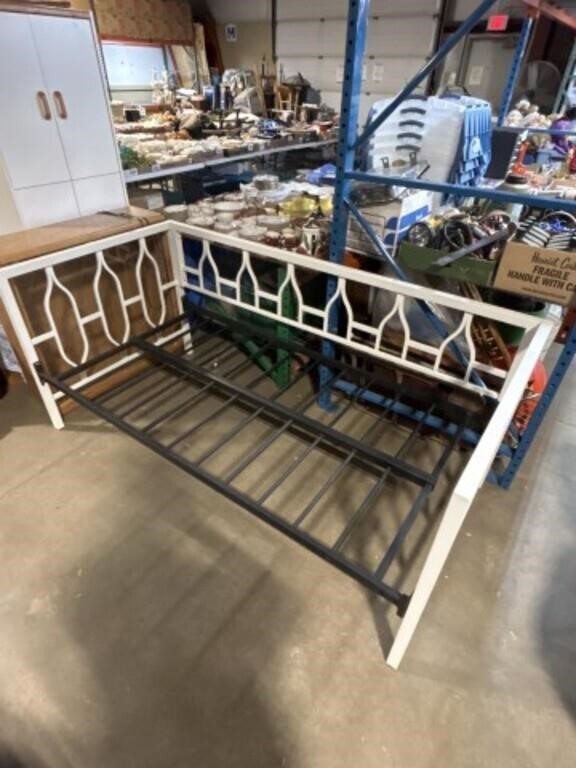 Metal twin size daybed frame