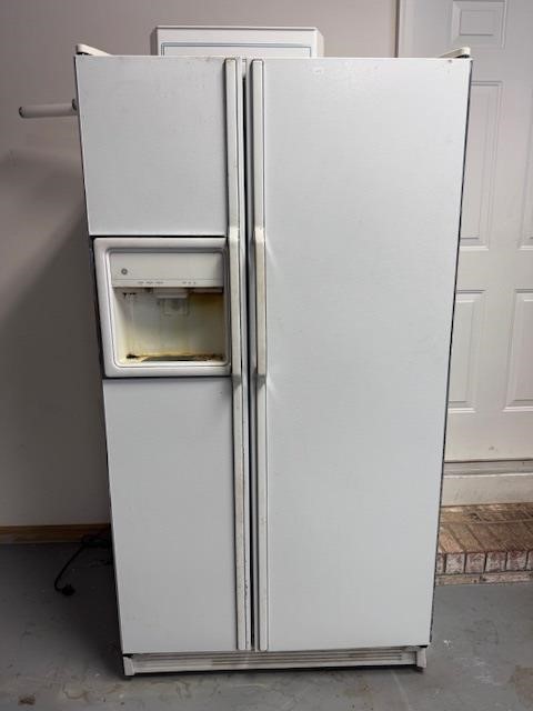 GE Side By Side Refrigerator-Needs Cleaning