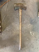 UNMARKED HATCHET WITH LONG WOODEN HANDLE