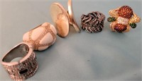 Q - LOT OF 5 VINTAGE COSTUME JEWELRY RINGS (Z36)