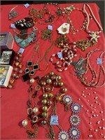 SELECTION OF COSTUME JEWELRY: NECKLACES AND