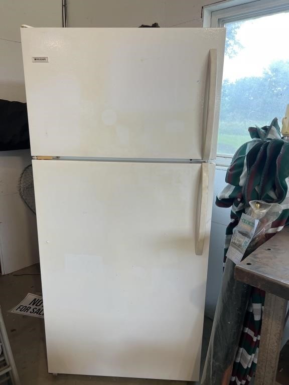 Frigidaire Refrigerator/ Freezer 30x28x67, Works