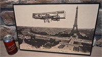 Cadre aéroplane évoluant autour de la tour Eiffel,