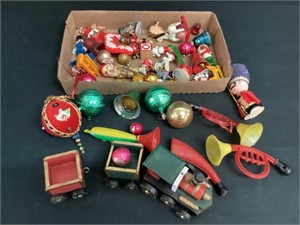Vintage Christmas Ornaments & Decor