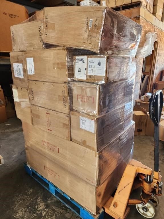 Large Pallet of Miscellaneous Lighting