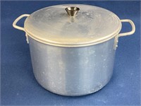 Chiltom Ware Stock pot 11”x 9”, has discoloration
