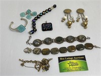 Fashionable resin earrings, bracelets & pendants