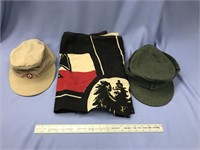 Lot with 2 vintage hats and a Nazi banner      (3)