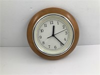 CLOCK BATTERY OPERATED - NOT TESTED