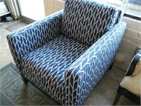 SOUTHERN FURNITURE COMPANY CHAIR (NEW) & 4 PILLOWS