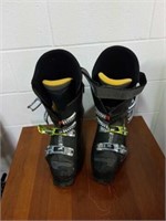 Snow ski boots. Size we think.