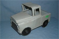 Tin pickup truck decorative piece