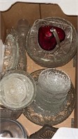 Miscellaneous lot of decorative glass items.