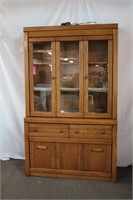 Victoriaville Furniture, Que china cabinet with