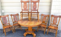 NICE 45" ROUND OAK TABLE 6 OAK CHAIRS & 2 LEAVES