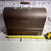 Vintage Singer Sewing Machine in Wooden Case