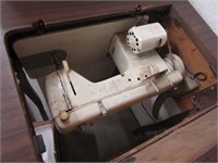 SEWING MACHINE WITH CABINET