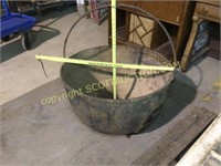 Vintage tri legged cast iron scalding pot, has