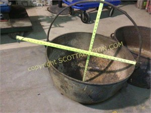 Vintage cast iron tri legged scalding pot, bail