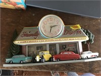 FRIENDLY DRIVE IN CLOCK DÉCOR