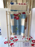Towel rack with 6 mint linens