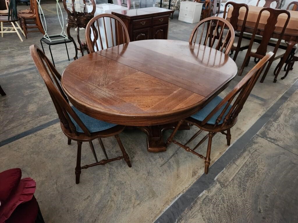 Dining Room Oval Shaped Table & Chairs w/ Leaf