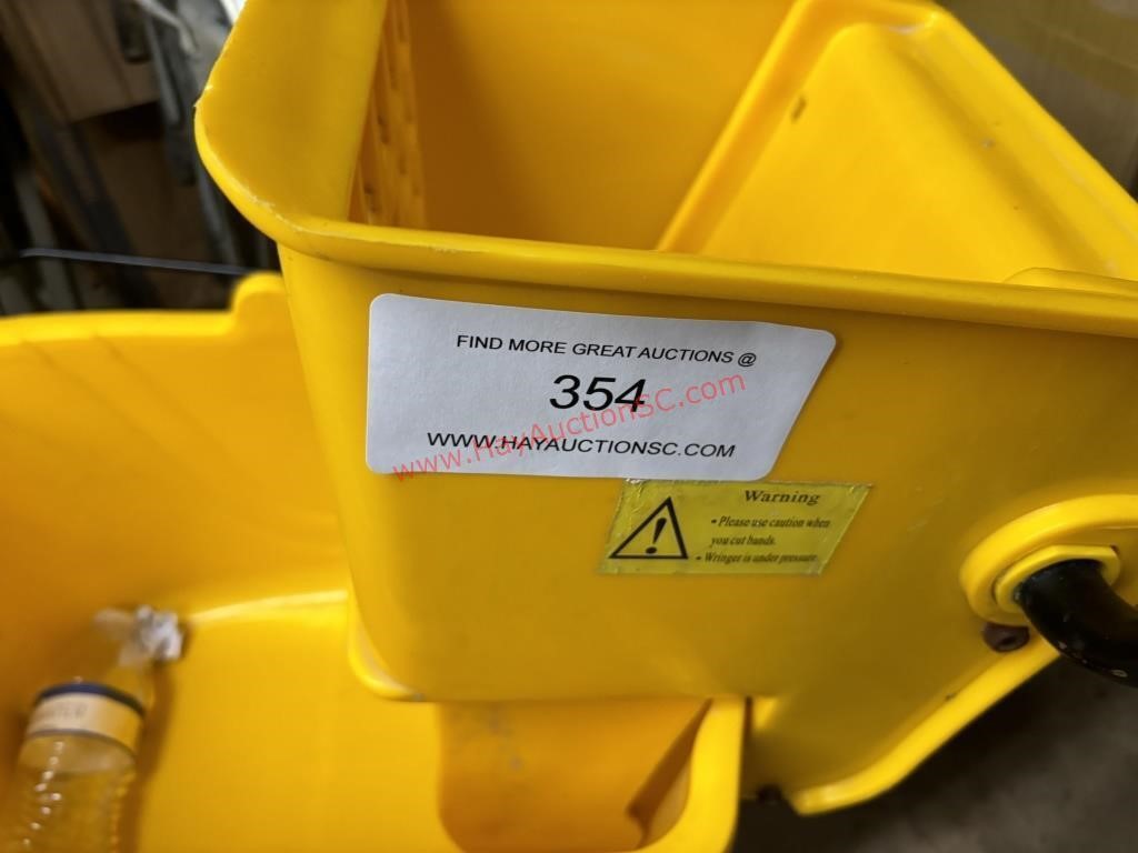 MOP BUCKET W/ WRINGER - EXCELLENT CONDITION