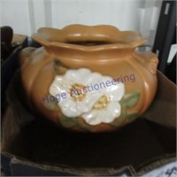 Floral design pottery