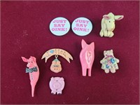 2 fabric pigs, 2 just say oink pins. Backside