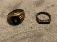 Lot of two yellow metal rings