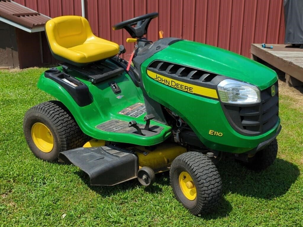 John Deere 100 Series E110 50"Cut Riding Lawn