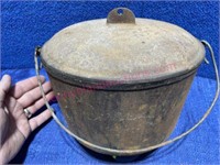 Antique cast iron bean pot & lid (flat bottom)