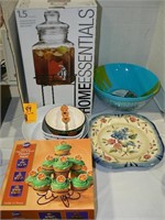 NEW IN BOX GLASS BEVERAGE DISPENSER, CUPCAKE