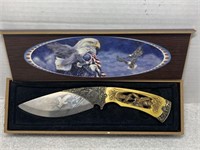 ORNATE EAGLE HUNTING KNIFE WITH ETCHED BLADE &