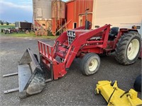 International 784 loader tractor - runs