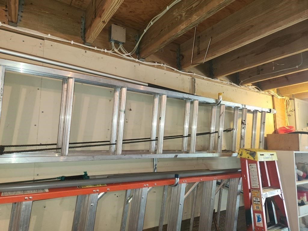 12- 24' Aluminum Extension Ladder w/ Stabilizer Ba