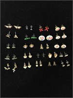 22 PAIRS OF SMALL STUD EARRINGS