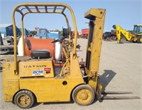 Datsun forklift with 4 cyl. gas engine *starts*