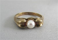 10Kt Gold & Pearl Ring