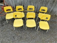 Lot 7 chaises plastiques dur pour enfants
