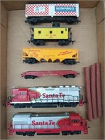 4 asst train cars, 2 engines, HO scale 3 plastic