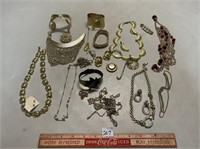 INTERSTING LOT OF VARIOUS COSTUME JEWELRY