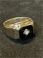 10K YELLOW GOLD GENTS RECTANGULAR BLACK ONYX RING