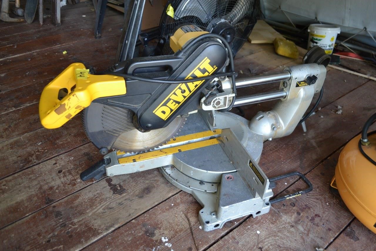 44: Dewalt 12in sliding compound miter saw works