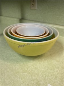 4 PYREX GRADUATED MIXING BOWLS, IN KITCHEN